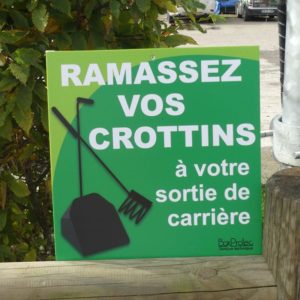 panneau ramassez vos crottins à votre sortie de carrière