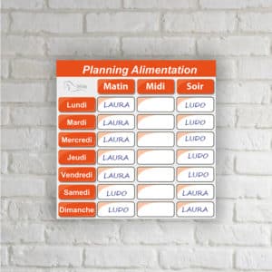 Planning d'alimentation orange mise en situation sur mur blanc