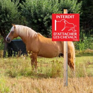 panneau interdiction d'attacher les chevaux