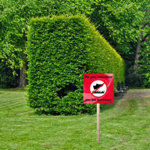 panneau interdiction de marcher sur les pelouses