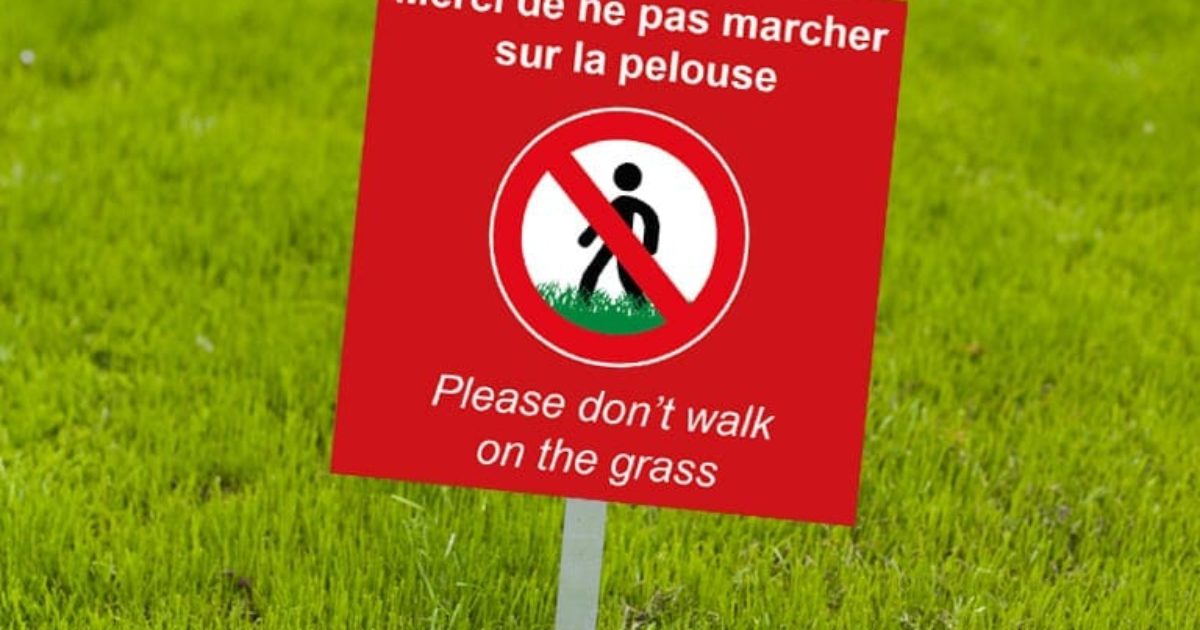 Panneau avec piquet Ne pas marcher sur les pelouses